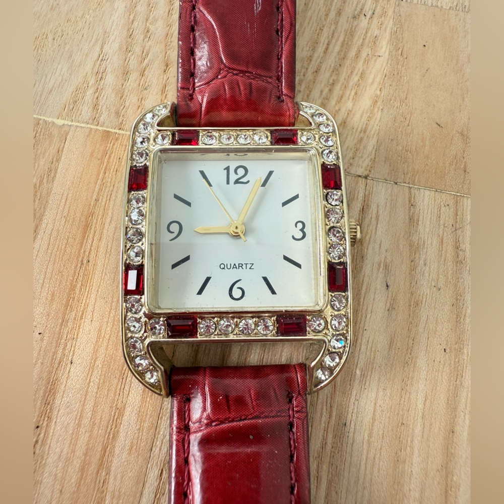 Unbranded ladies gold tone red fashion watch NEW BATTERY